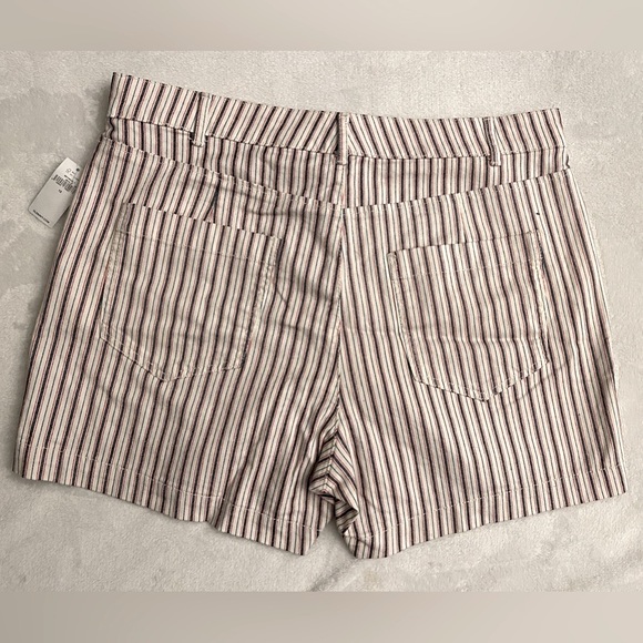 Old Navy White Button Up Shorts With Red And Blue Pinstripes, Size 12, 4” Inseam - Picture 2 of 5